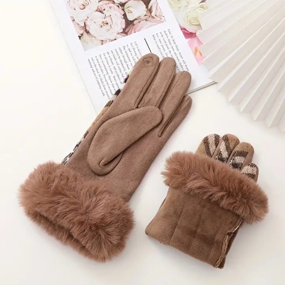 NEW Fleece Lined Plaid Gloves w Faux Fur Trim in Beige & Black. Touchscreen. - Picture 4 of 4